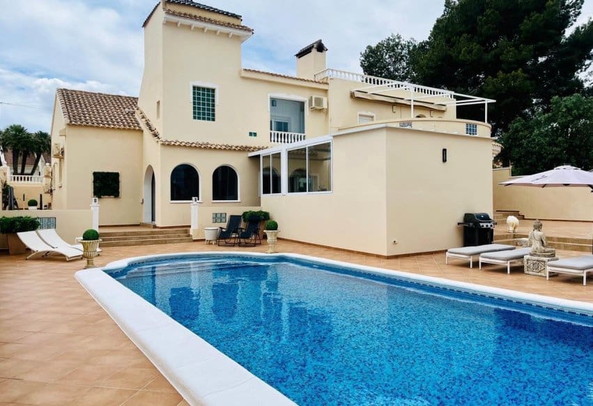 Chalet de 4 habitaciones en San Miguel de Salinas en venta con piscina - 799.000 € (Ref: 10023150)