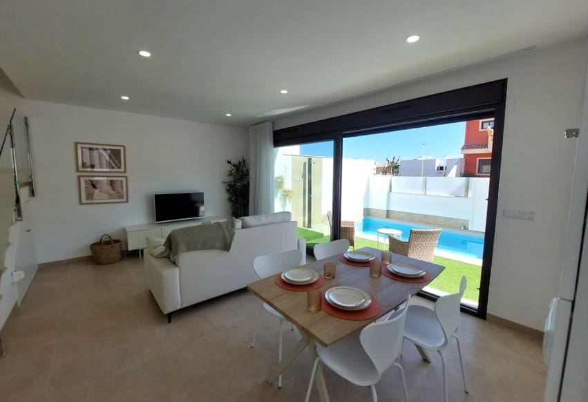 3 sypialnia Willa na sprzedaż w San Pedro del Pinatar z basenem - 395 000 € (Ref: 10033319)