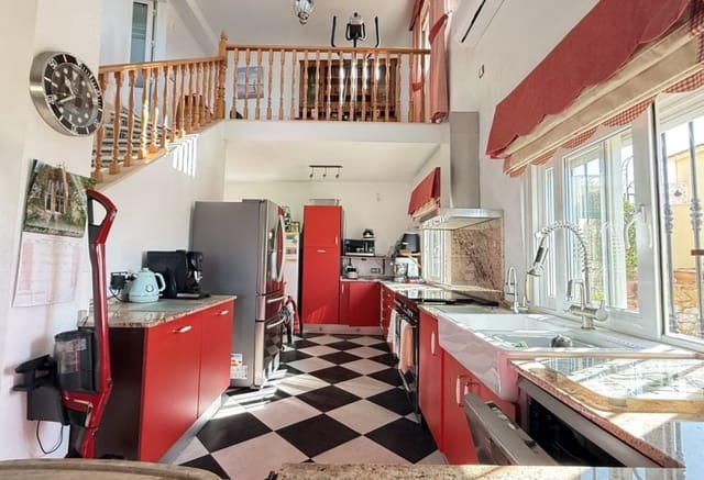 Chalet de 5 habitaciones en La Zenia, Orihuela en venta con piscina - 635.000 € (Ref: 10065420)