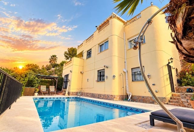 Chalet de 5 habitaciones en La Zenia, Orihuela en venta con piscina - 635.000 € (Ref: 10065420)