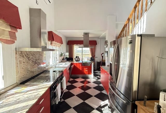 Chalet de 5 habitaciones en La Zenia, Orihuela en venta con piscina - 635.000 € (Ref: 10065420)