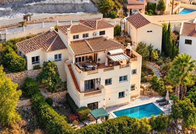 Chalet de 5 habitaciones en La Zenia, Orihuela en venta con piscina - 635.000 € (Ref: 10065420)
