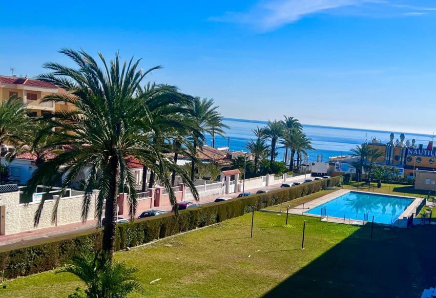 3 soveværelse Lejlighed til salg i Punta Prima med swimmingpool - € 259.700 (Ref: 10071008)