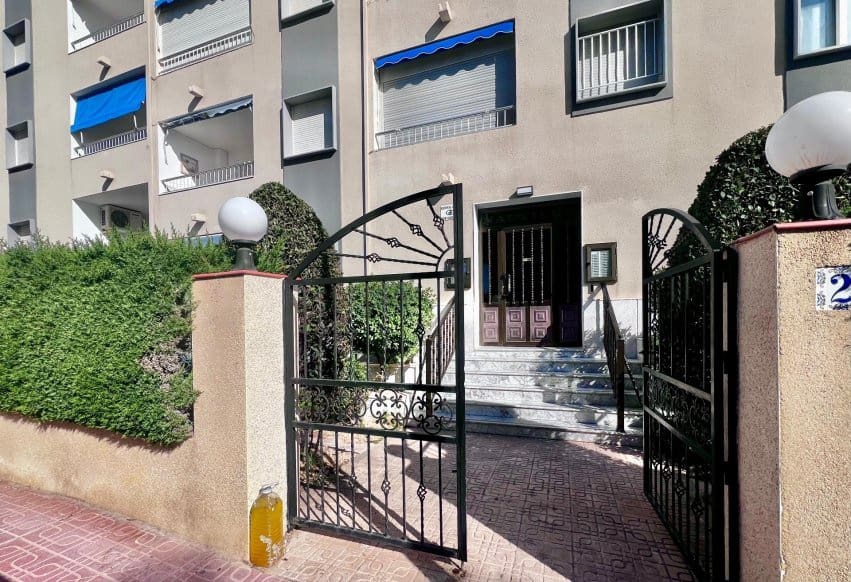 3 soveværelse Lejlighed til salg i Punta Prima med swimmingpool - € 259.700 (Ref: 10071008)