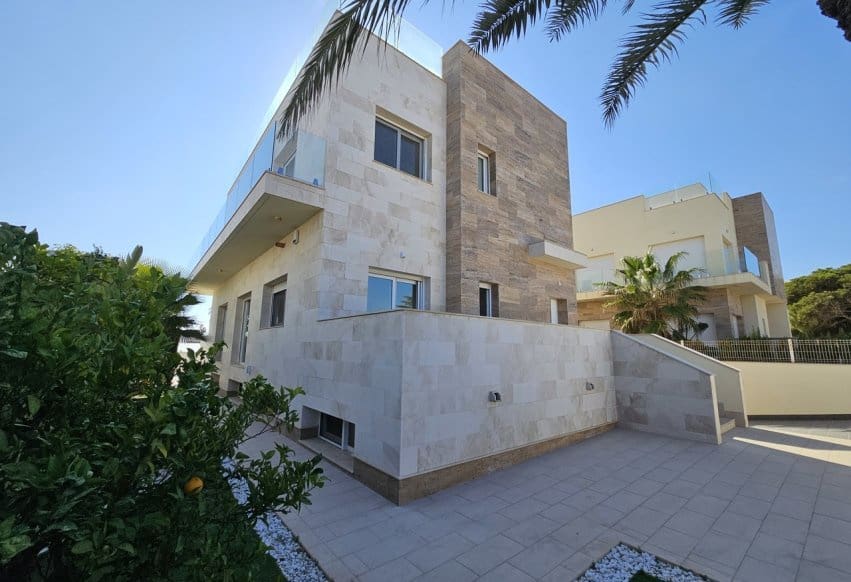 5 soverom Villa til salgs i La Zenia med svømmebasseng garasje - € 1 500 000 (Ref: 10094187)