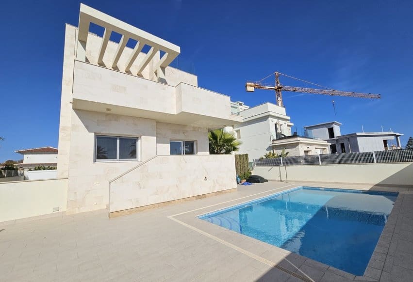 5 soverom Villa til salgs i La Zenia med svømmebasseng garasje - € 1 500 000 (Ref: 10094187)