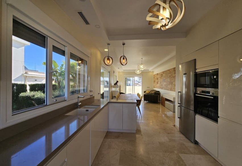 5 soverom Villa til salgs i La Zenia med svømmebasseng garasje - € 1 500 000 (Ref: 10094187)