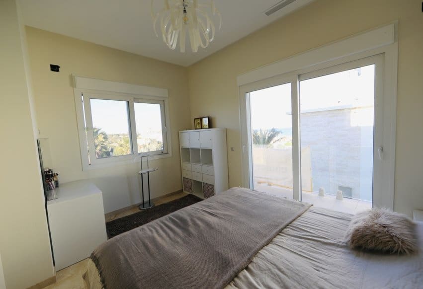 5 soverom Villa til salgs i La Zenia med svømmebasseng garasje - € 1 500 000 (Ref: 10094187)