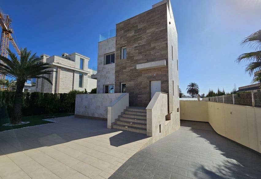 5 soverom Villa til salgs i La Zenia med svømmebasseng garasje - € 1 500 000 (Ref: 10094187)