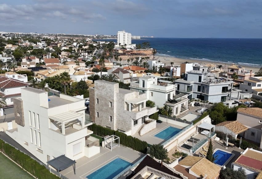 5 soverom Villa til salgs i La Zenia med svømmebasseng garasje - € 1 500 000 (Ref: 10094187)