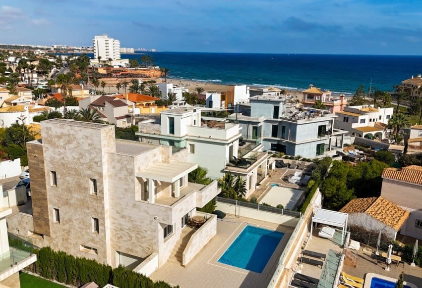 5 soverom Villa til salgs i La Zenia med svømmebasseng garasje - € 1 500 000 (Ref: 10094187)