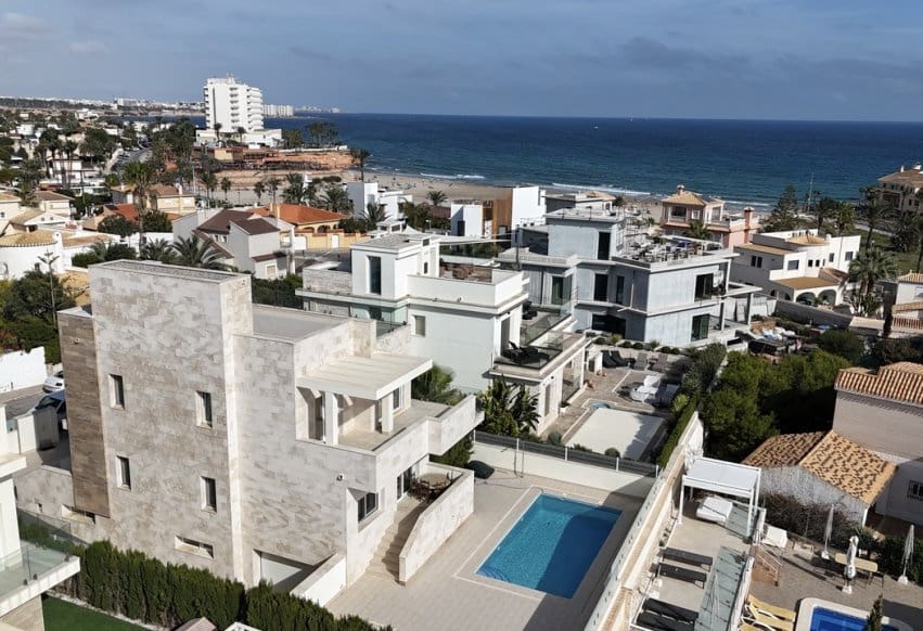 5 soverom Villa til salgs i La Zenia med svømmebasseng garasje - € 1 500 000 (Ref: 10094187)