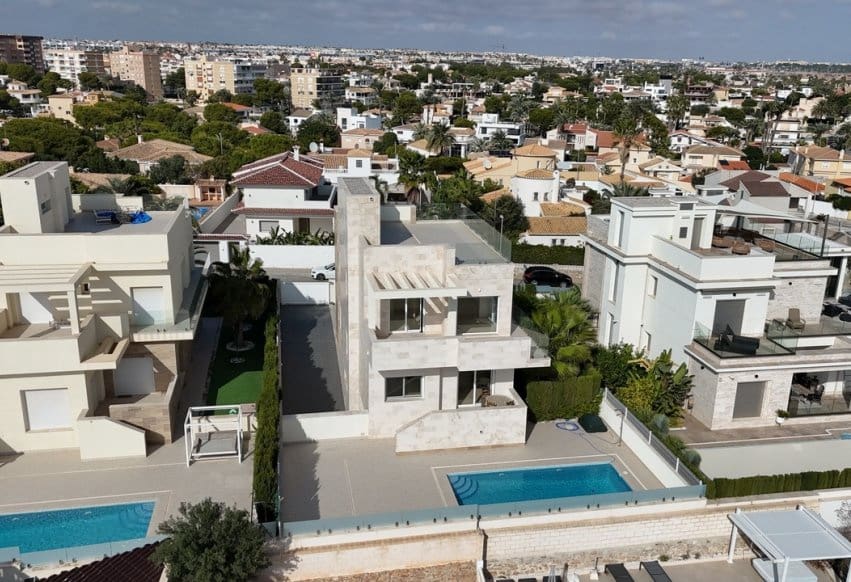 5 soverom Villa til salgs i La Zenia med svømmebasseng garasje - € 1 500 000 (Ref: 10094187)
