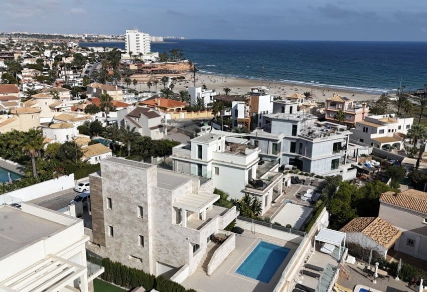 5 soverom Villa til salgs i La Zenia med svømmebasseng garasje - € 1 500 000 (Ref: 10094187)
