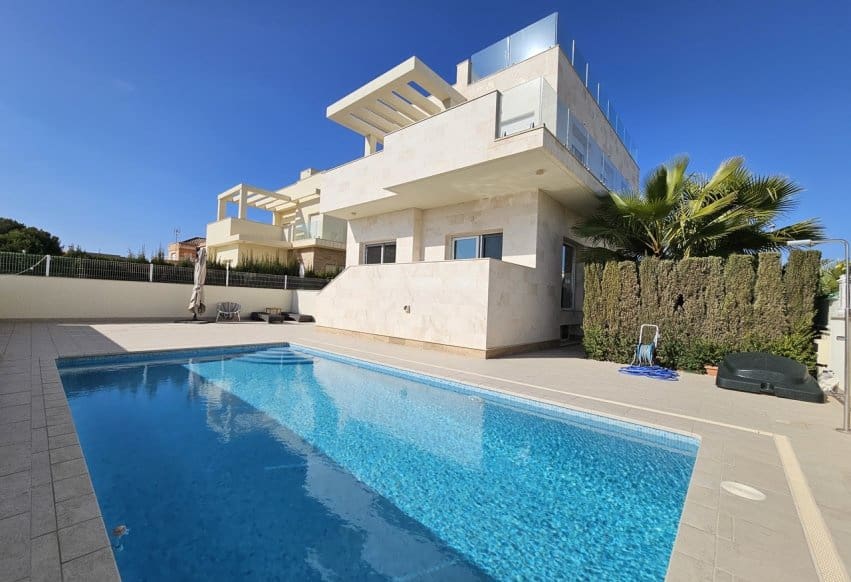 5 soverom Villa til salgs i La Zenia med svømmebasseng garasje - € 1 500 000 (Ref: 10094187)