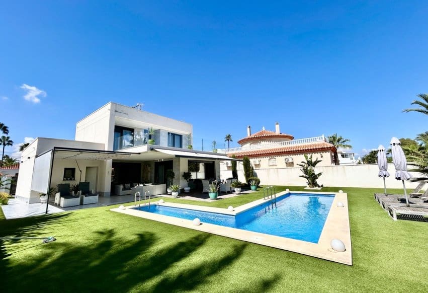3 soveværelse Villa til salg i Estrella de Mar med swimmingpool garage - € 1.598.000 (Ref: 10095526)