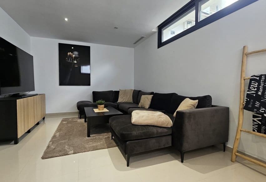 6 bedroom Villa for sale in Villamartin with pool garage - € 546,950 (Ref: 10097659)