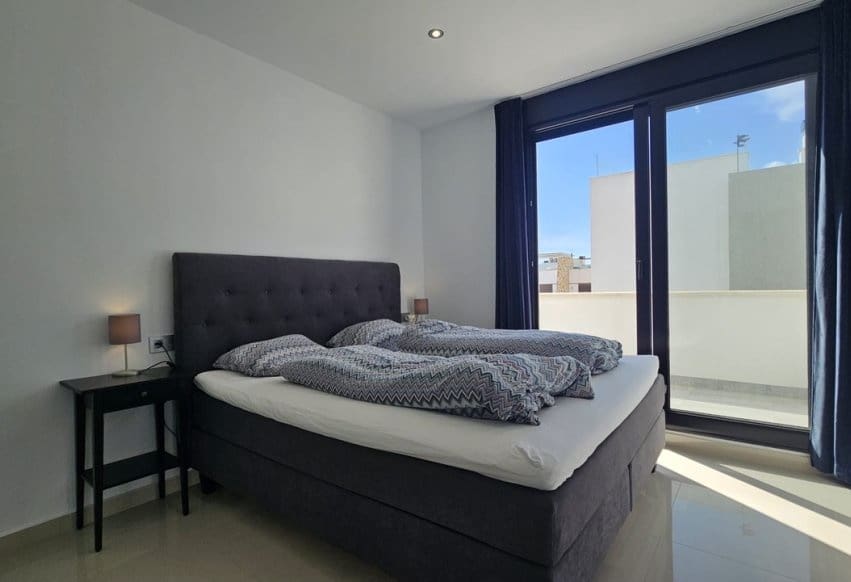 6 bedroom Villa for sale in Villamartin with pool garage - € 546,950 (Ref: 10097659)