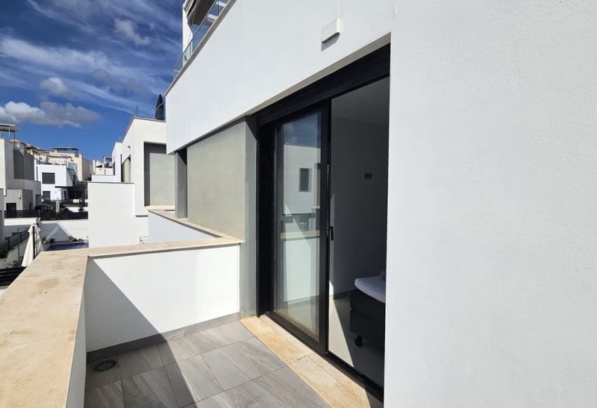 6 bedroom Villa for sale in Villamartin with pool garage - € 546,950 (Ref: 10097659)