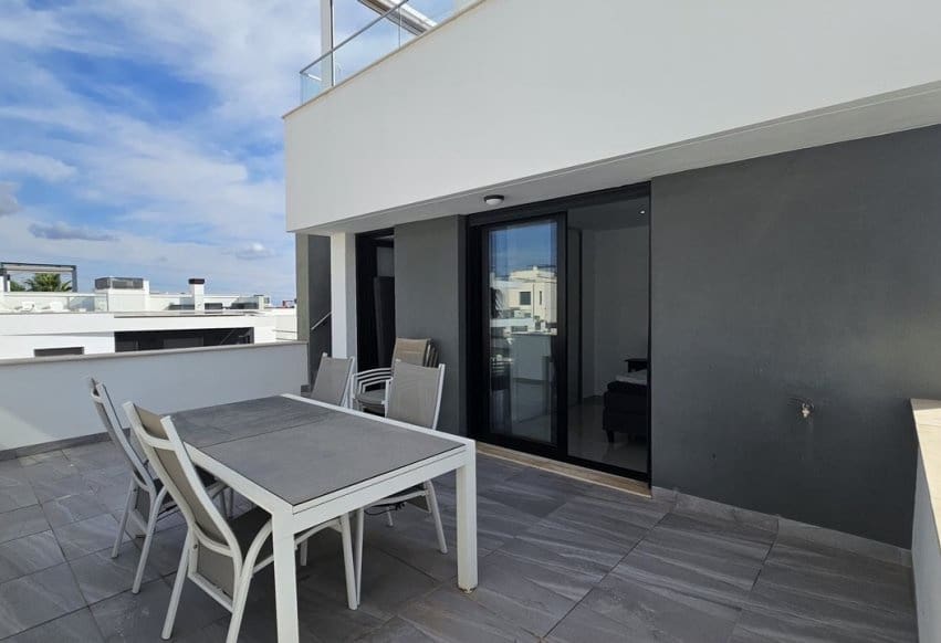 6 bedroom Villa for sale in Villamartin with pool garage - € 546,950 (Ref: 10097659)