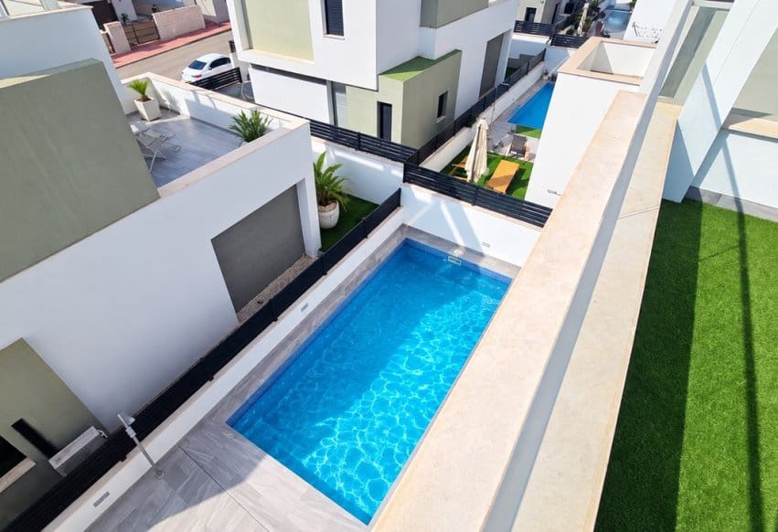 6 bedroom Villa for sale in Villamartin with pool garage - € 546,950 (Ref: 10097659)