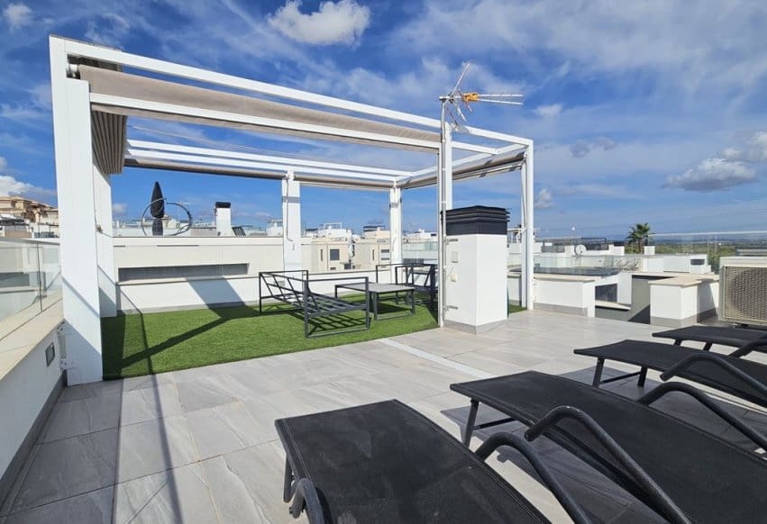 6 bedroom Villa for sale in Villamartin with pool garage - € 546,950 (Ref: 10097659)