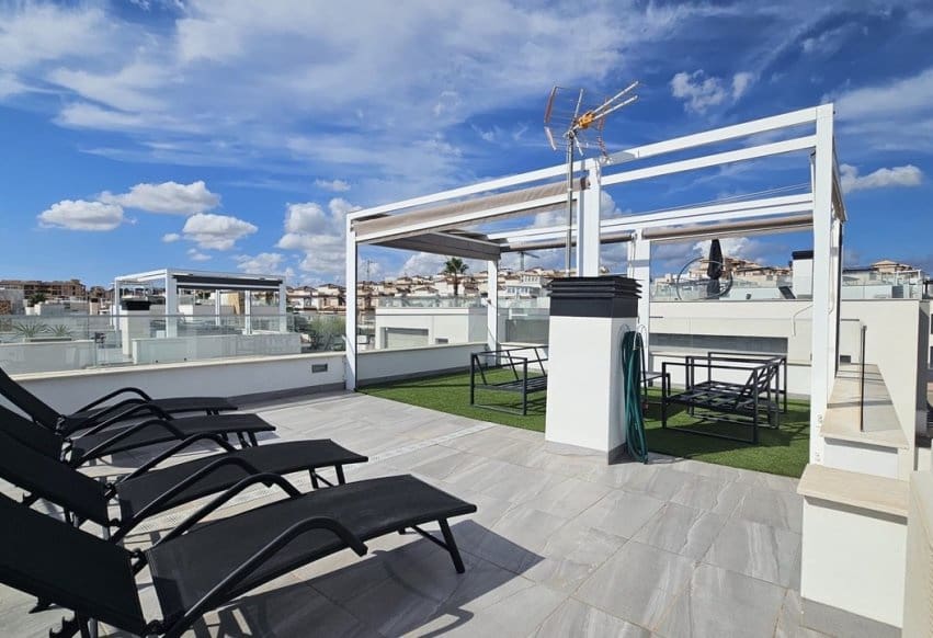 6 bedroom Villa for sale in Villamartin with pool garage - € 546,950 (Ref: 10097659)