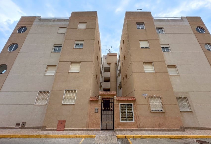 3 bedroom Apartment for sale in Torrevieja with pool - € 154,900 (Ref: 10158797)