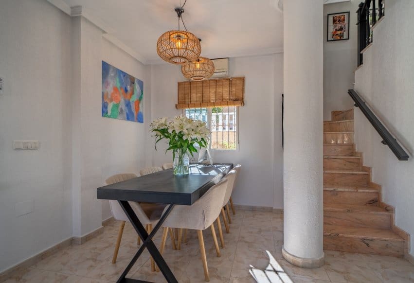 4 soveværelse Byhus til salg i Filipinas med swimmingpool garage - € 429.000 (Ref: 10175924)
