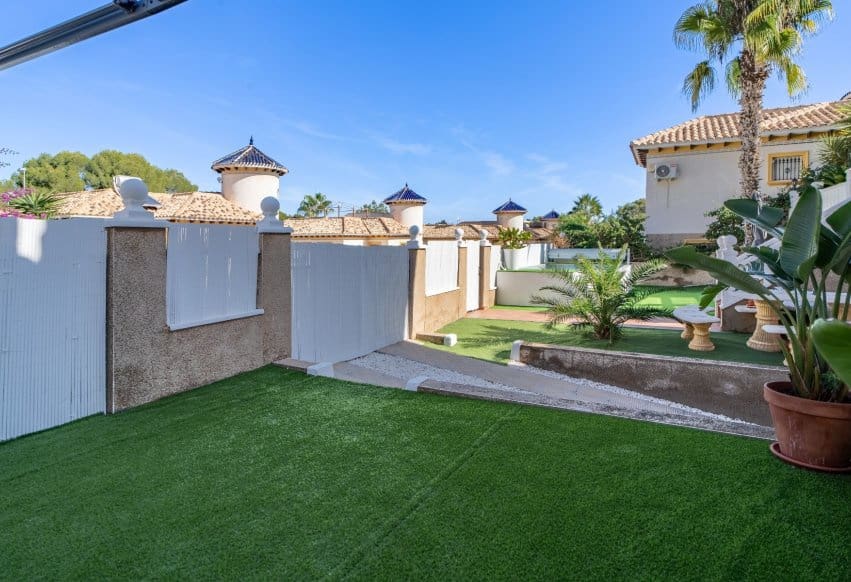 4 soveværelse Byhus til salg i Filipinas med swimmingpool garage - € 429.000 (Ref: 10175924)