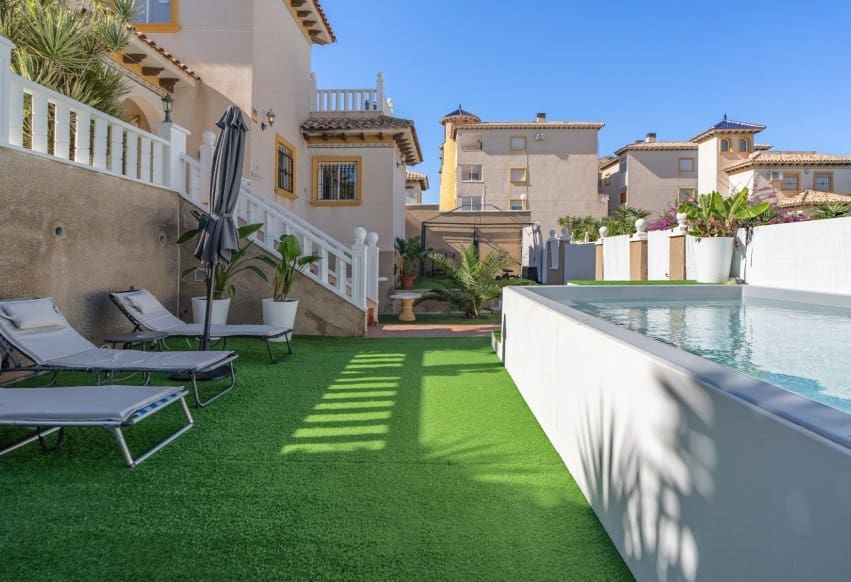 4 soveværelse Byhus til salg i Filipinas med swimmingpool garage - € 429.000 (Ref: 10175924)