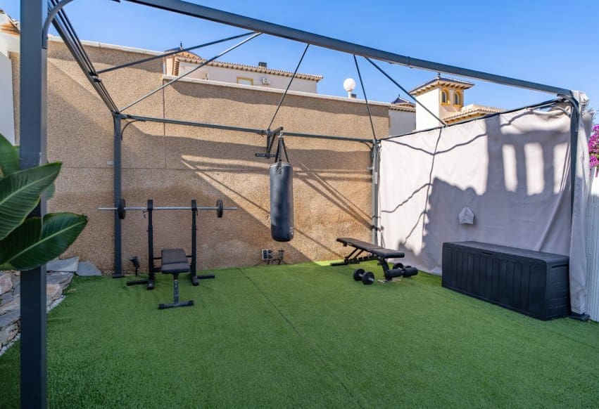 4 soveværelse Byhus til salg i Filipinas med swimmingpool garage - € 429.000 (Ref: 10175924)
