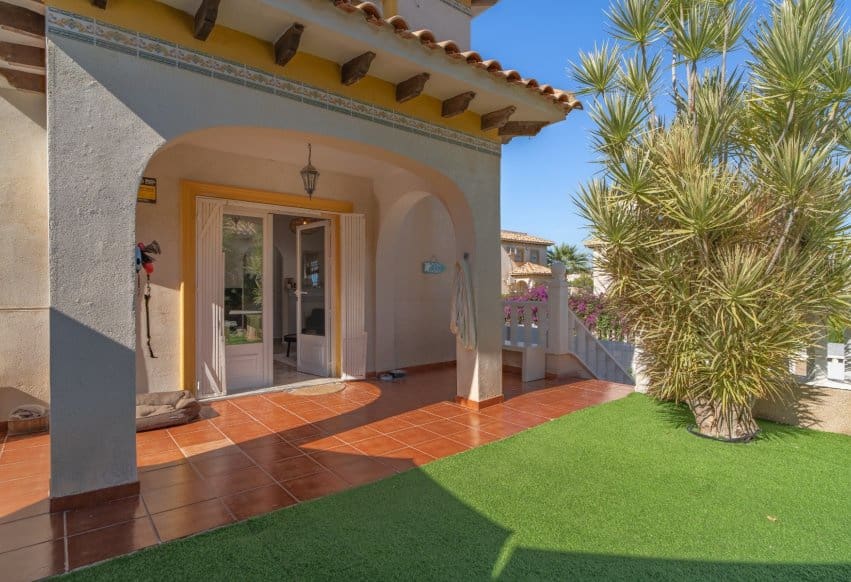 4 soveværelse Byhus til salg i Filipinas med swimmingpool garage - € 429.000 (Ref: 10175924)