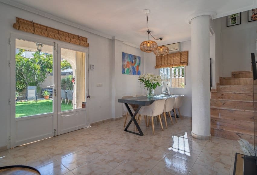 4 soveværelse Byhus til salg i Filipinas med swimmingpool garage - € 429.000 (Ref: 10175924)