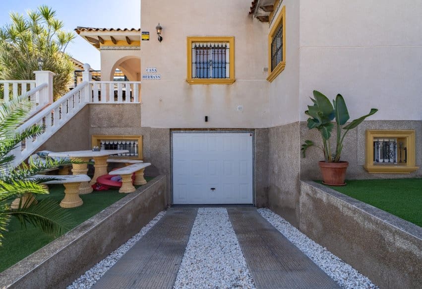 4 soveværelse Byhus til salg i Filipinas med swimmingpool garage - € 429.000 (Ref: 10175924)
