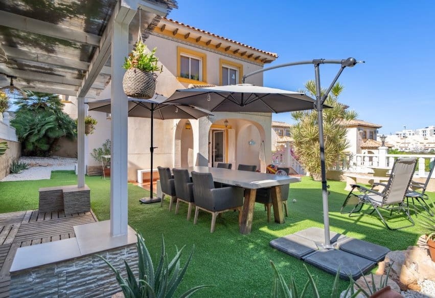 4 soveværelse Byhus til salg i Filipinas med swimmingpool garage - € 429.000 (Ref: 10175924)