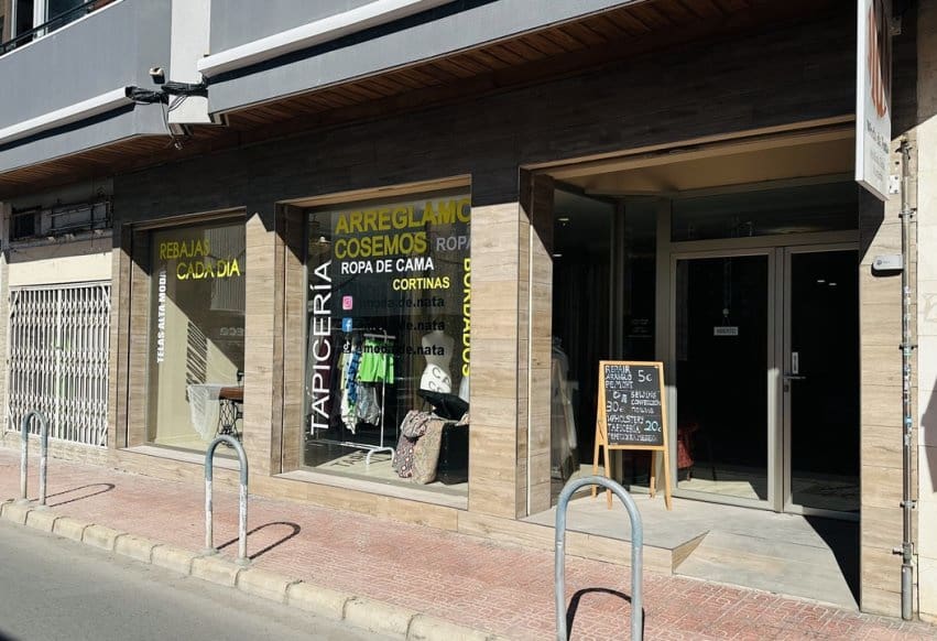 Komercyjne na sprzedaż w Torrevieja - 260 000 € (Ref: 9293636)