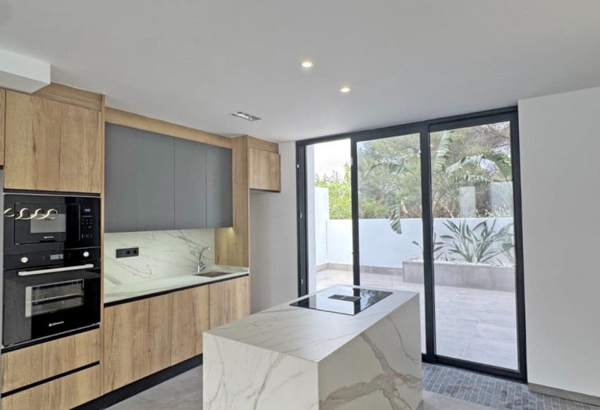 4 bedroom Villa for sale in Torrevieja with pool - € 495,000 (Ref: 9293645)