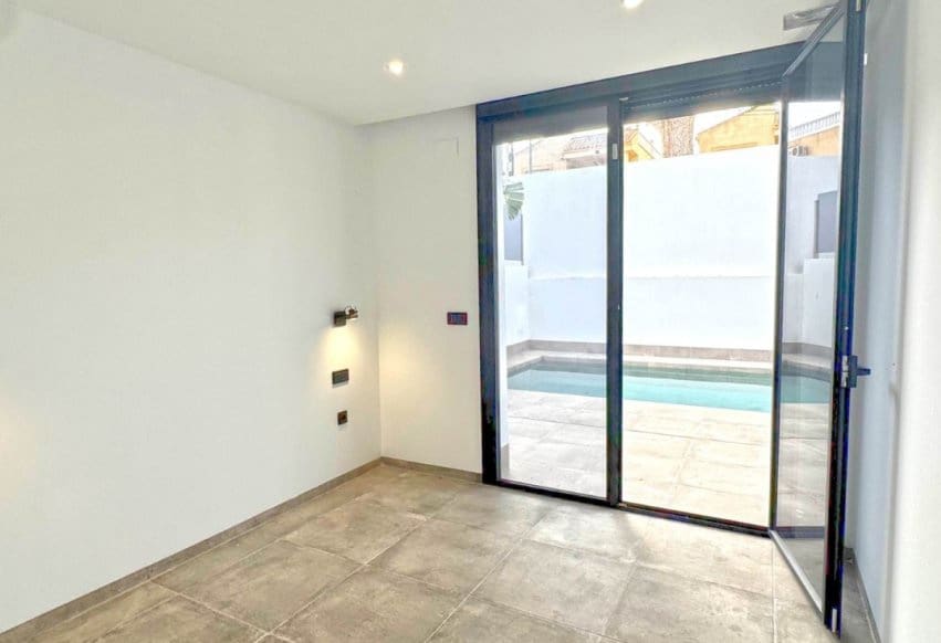 4 bedroom Villa for sale in Torrevieja with pool - € 495,000 (Ref: 9293645)