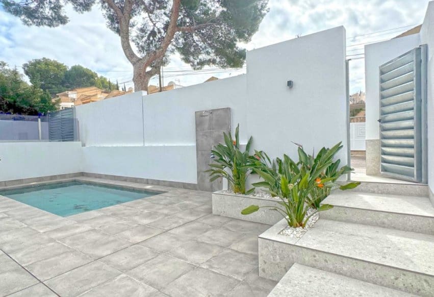 4 bedroom Villa for sale in Torrevieja with pool - € 495,000 (Ref: 9293645)