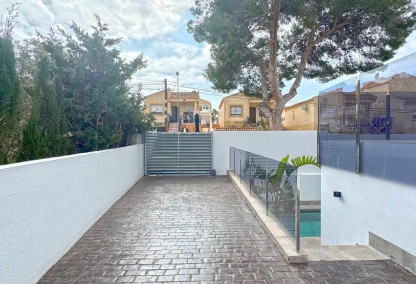 4 bedroom Villa for sale in Torrevieja with pool - € 495,000 (Ref: 9293645)