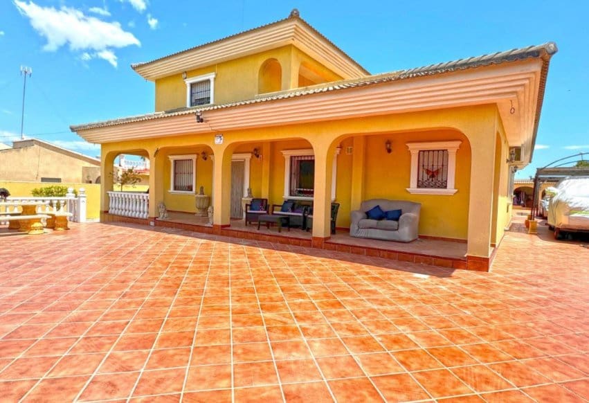6 bedroom Villa for sale in Torrevieja with pool - € 610,000 (Ref: 9293652)
