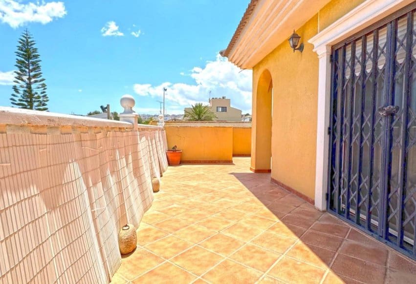 6 bedroom Villa for sale in Torrevieja with pool - € 610,000 (Ref: 9293652)