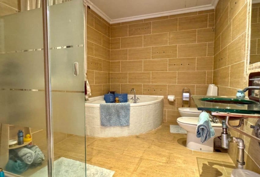 6 bedroom Villa for sale in Torrevieja with pool - € 610,000 (Ref: 9293652)