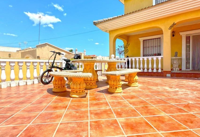 6 bedroom Villa for sale in Torrevieja with pool - € 610,000 (Ref: 9293652)