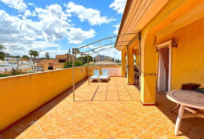 6 bedroom Villa for sale in Torrevieja with pool - € 610,000 (Ref: 9293652)