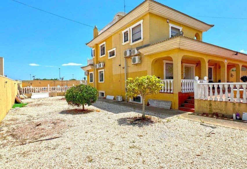 6 bedroom Villa for sale in Torrevieja with pool - € 610,000 (Ref: 9293652)