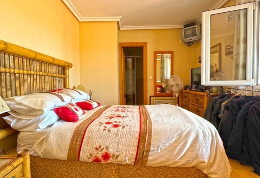 6 bedroom Villa for sale in Torrevieja with pool - € 610,000 (Ref: 9293652)