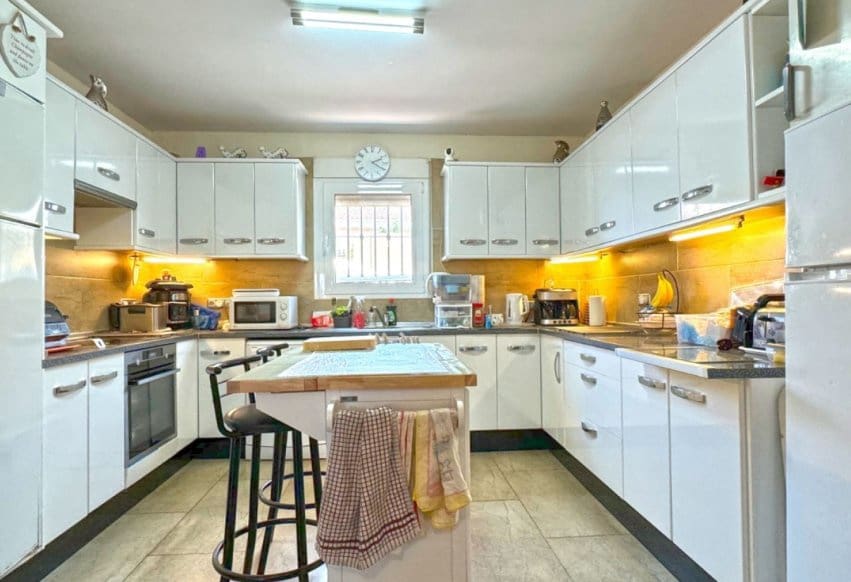 6 bedroom Villa for sale in Torrevieja with pool - € 610,000 (Ref: 9293652)