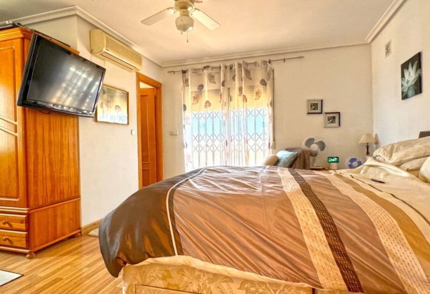 6 bedroom Villa for sale in Torrevieja with pool - € 610,000 (Ref: 9293652)